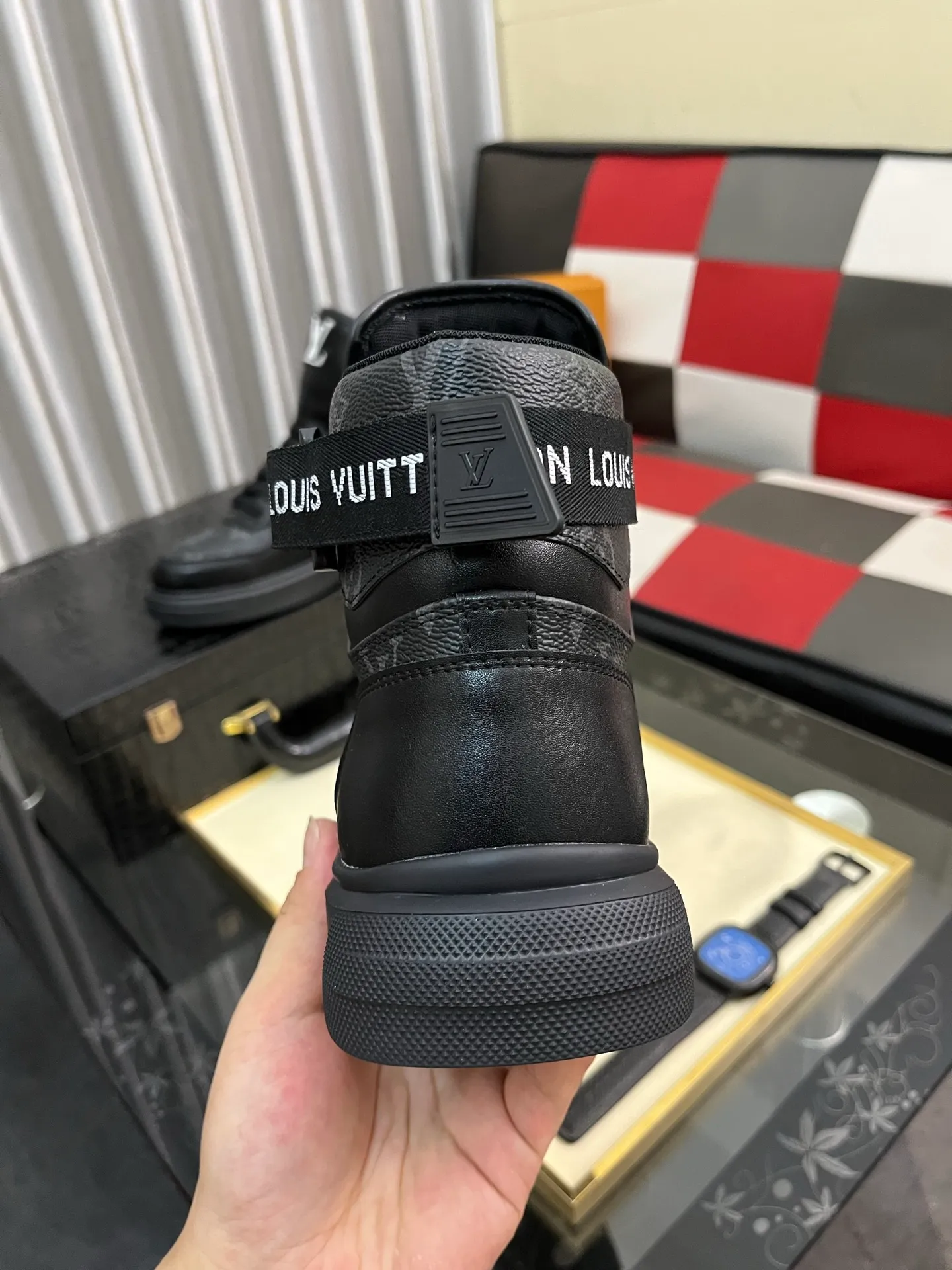 Men's shoes💰440⌚️⌚️"LOUI* VUITTO*" popular men's casual shoes, genuine Italian development💯purchasing level quality✔️The upper is made of first-layer cowhide, comfortable and soft sheepskin feet⚡️Fashionable and versatile. The toe last shape is firm and full, and the soles are made from LV original molds and can be moved in and out of the counter at will. Light and comfortable on the foot~purely handmade, details determine quality! Size:38-442️⃣Colors available